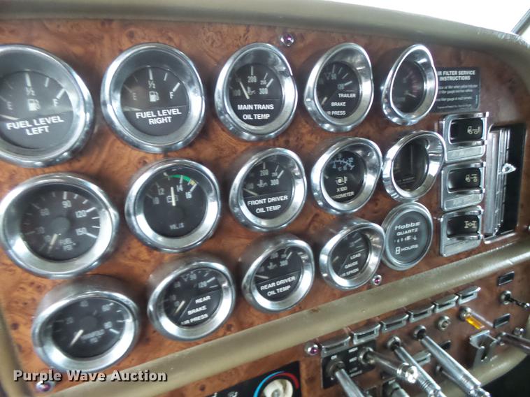 image for item DB9823 2005 Peterbilt 379 semi truck