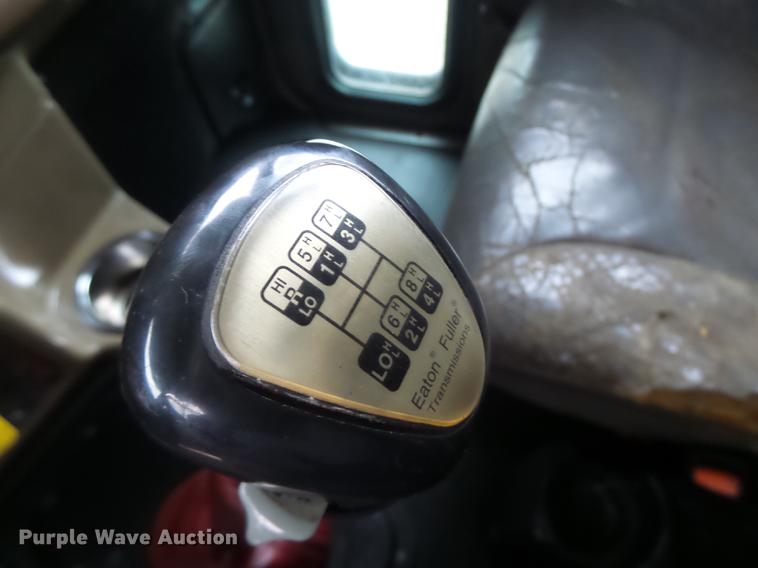 image for item DB9823 2005 Peterbilt 379 semi truck