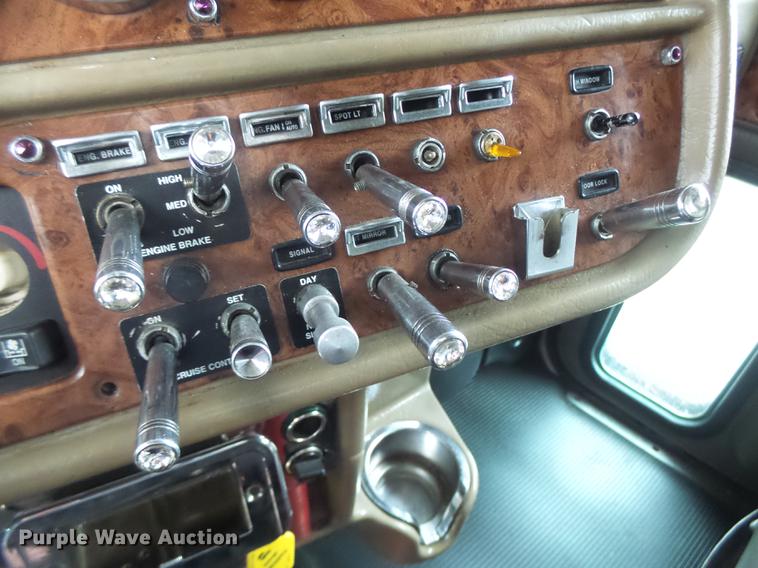 image for item DB9823 2005 Peterbilt 379 semi truck