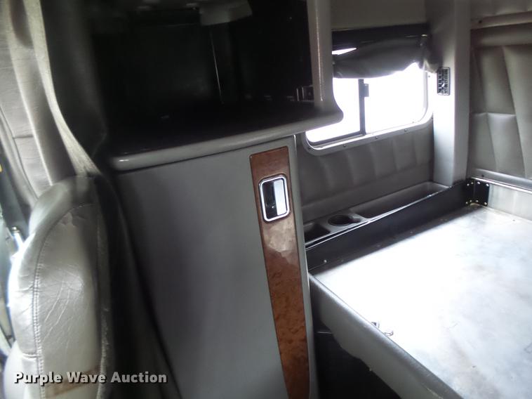 image for item DB9823 2005 Peterbilt 379 semi truck