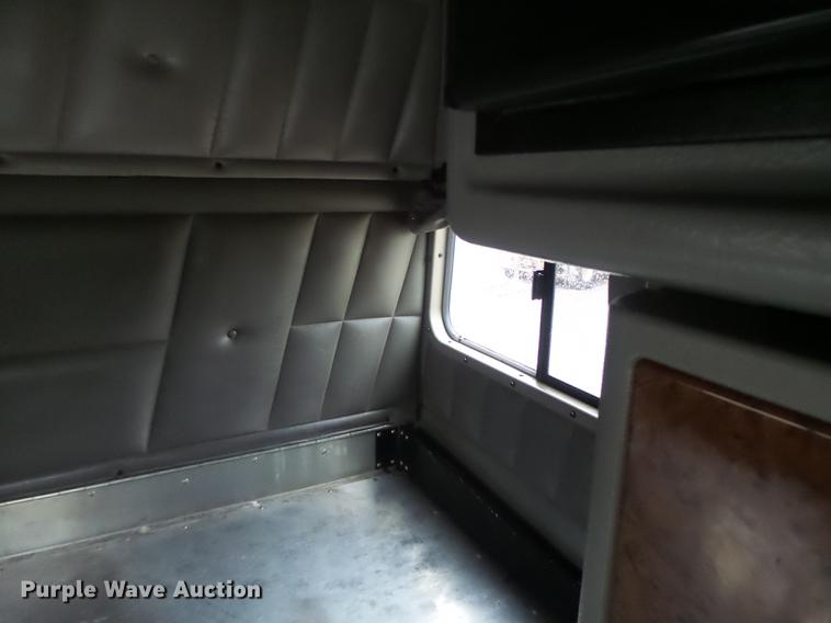 image for item DB9823 2005 Peterbilt 379 semi truck