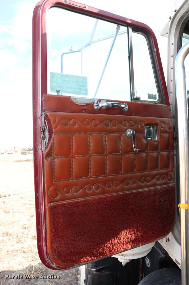 image for item DC3556 1982 Peterbilt 359 gin pole truck