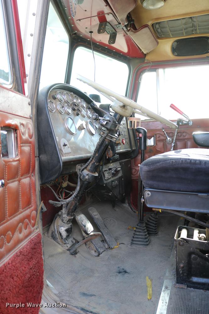 image for item DC3556 1982 Peterbilt 359 gin pole truck