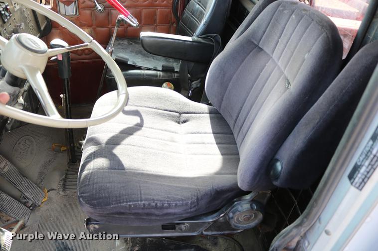 image for item DC3556 1982 Peterbilt 359 gin pole truck