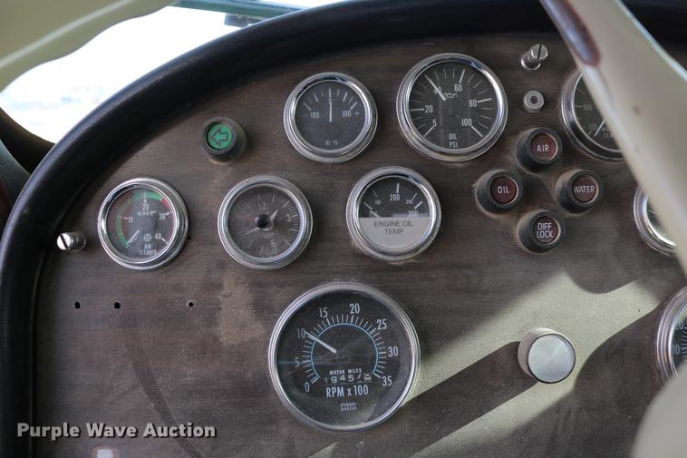 image for item DC3556 1982 Peterbilt 359 gin pole truck