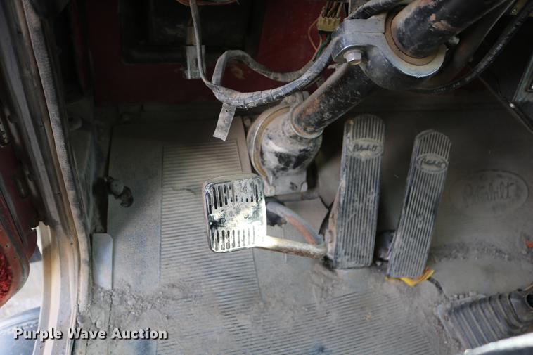 image for item DC3556 1982 Peterbilt 359 gin pole truck