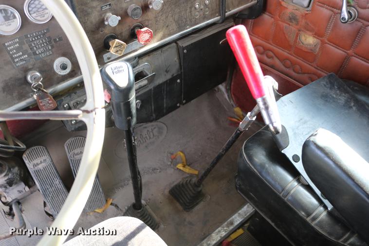 image for item DC3556 1982 Peterbilt 359 gin pole truck