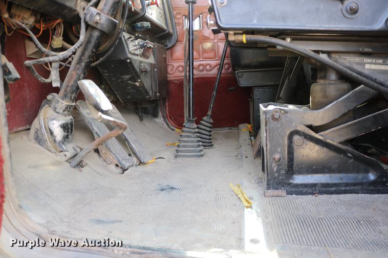 image for item DC3556 1982 Peterbilt 359 gin pole truck