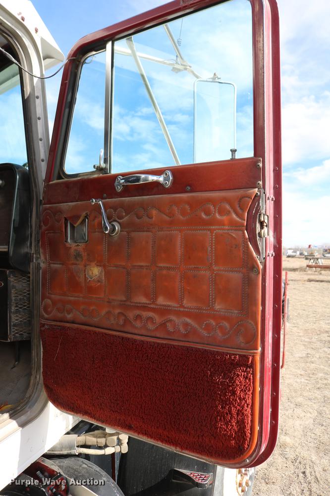 image for item DC3556 1982 Peterbilt 359 gin pole truck