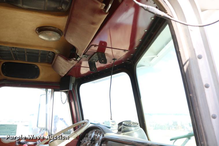 image for item DC3556 1982 Peterbilt 359 gin pole truck