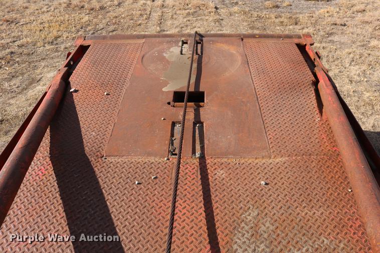 image for item DC3556 1982 Peterbilt 359 gin pole truck