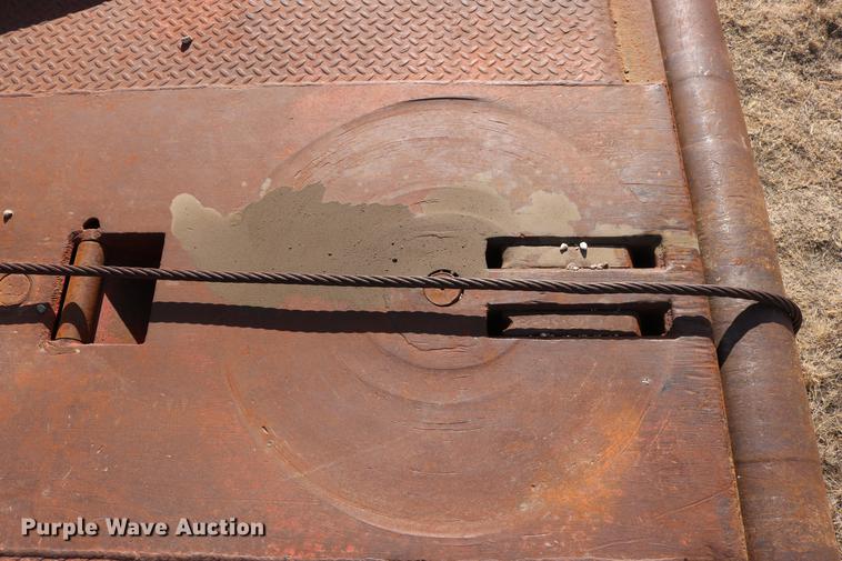 image for item DC3556 1982 Peterbilt 359 gin pole truck