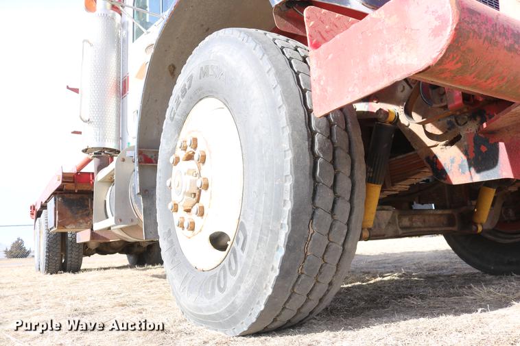 image for item DC3556 1982 Peterbilt 359 gin pole truck