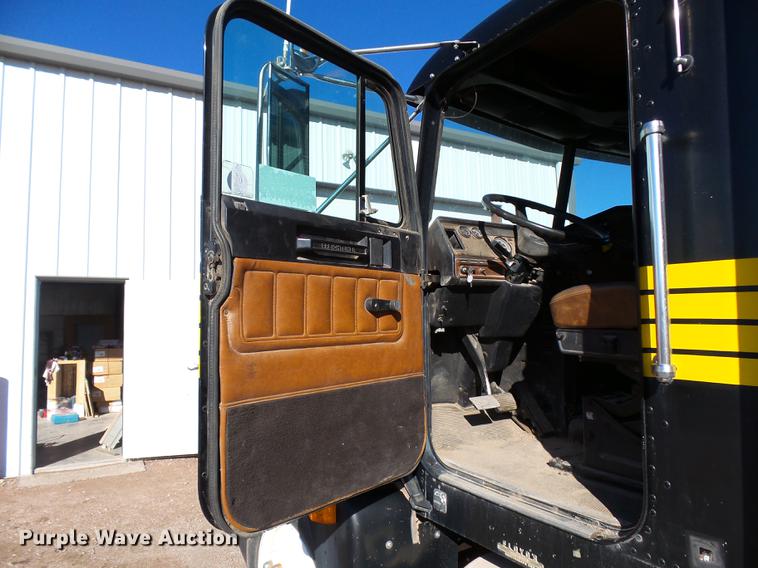 image for item DC6409 1996 Freightliner FLD120 semi truck