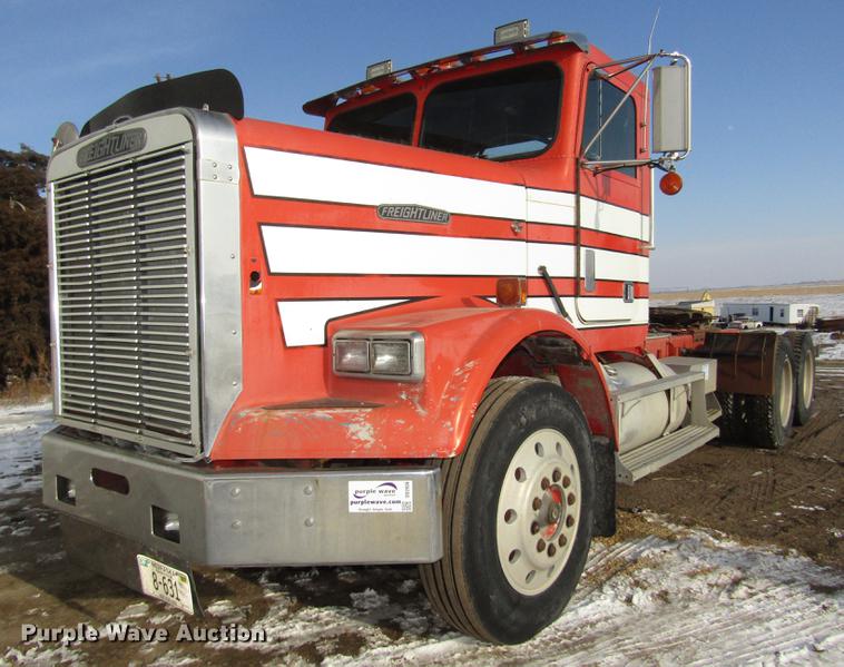 image for item DD2936 1988 Freightliner FLC semi truck