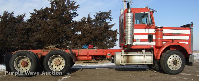 image for item DD2936 1988 Freightliner FLC semi truck