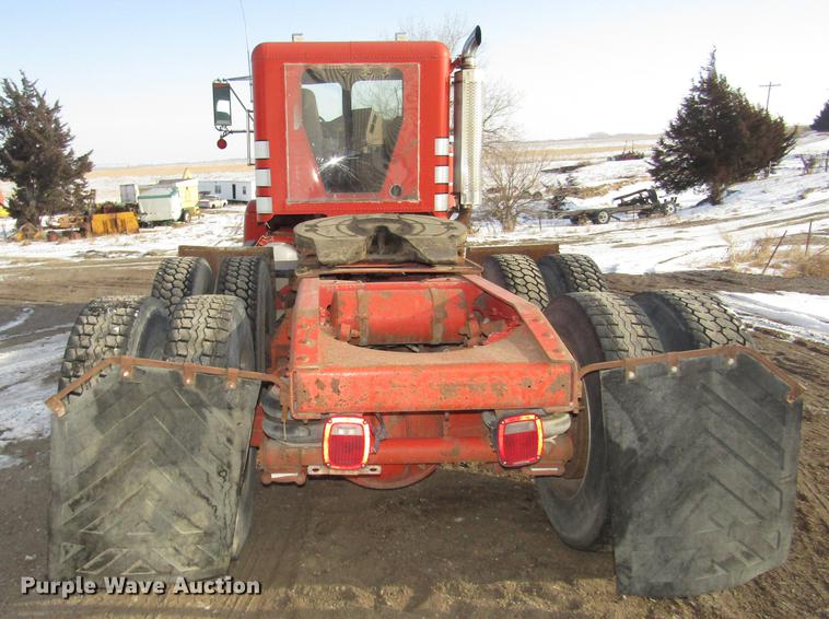 image for item DD2936 1988 Freightliner FLC semi truck