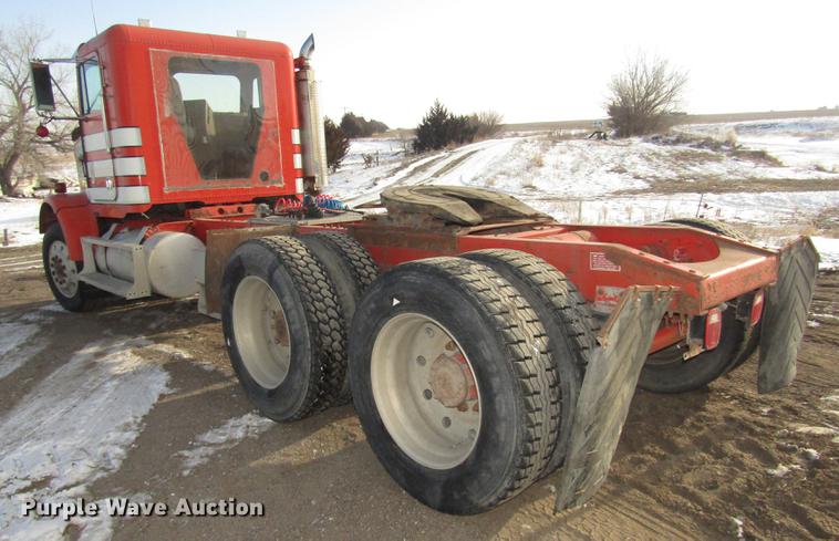 image for item DD2936 1988 Freightliner FLC semi truck