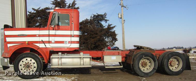 image for item DD2936 1988 Freightliner FLC semi truck