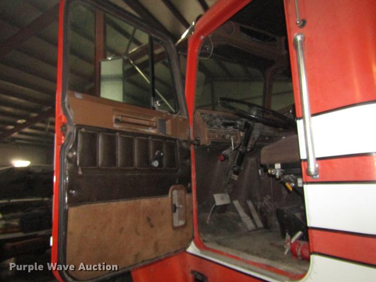 image for item DD2936 1988 Freightliner FLC semi truck