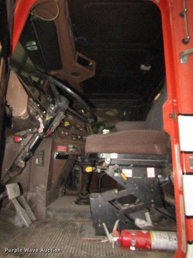 image for item DD2936 1988 Freightliner FLC semi truck