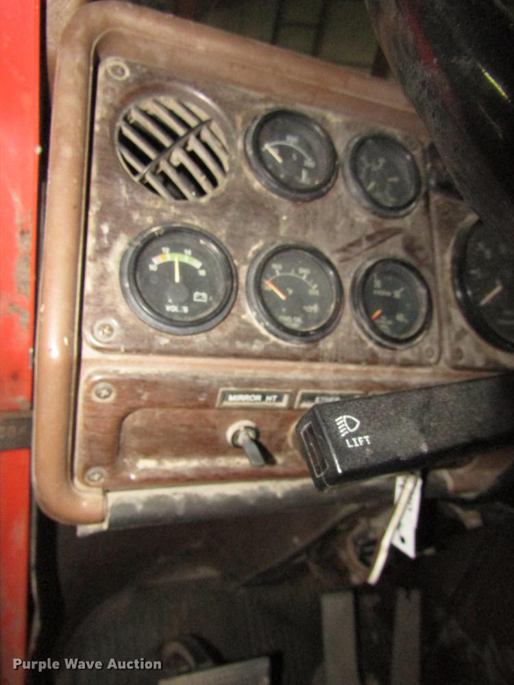 image for item DD2936 1988 Freightliner FLC semi truck