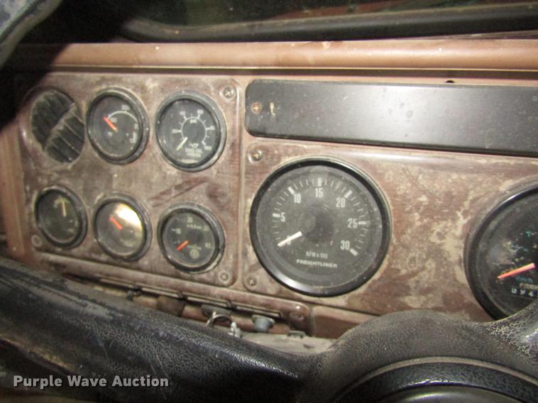 image for item DD2936 1988 Freightliner FLC semi truck