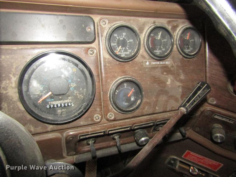 image for item DD2936 1988 Freightliner FLC semi truck