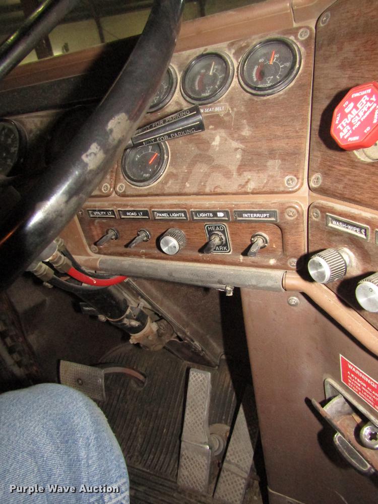 image for item DD2936 1988 Freightliner FLC semi truck