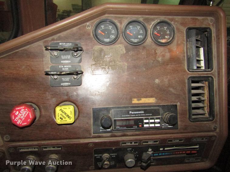 image for item DD2936 1988 Freightliner FLC semi truck