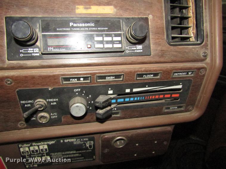 image for item DD2936 1988 Freightliner FLC semi truck