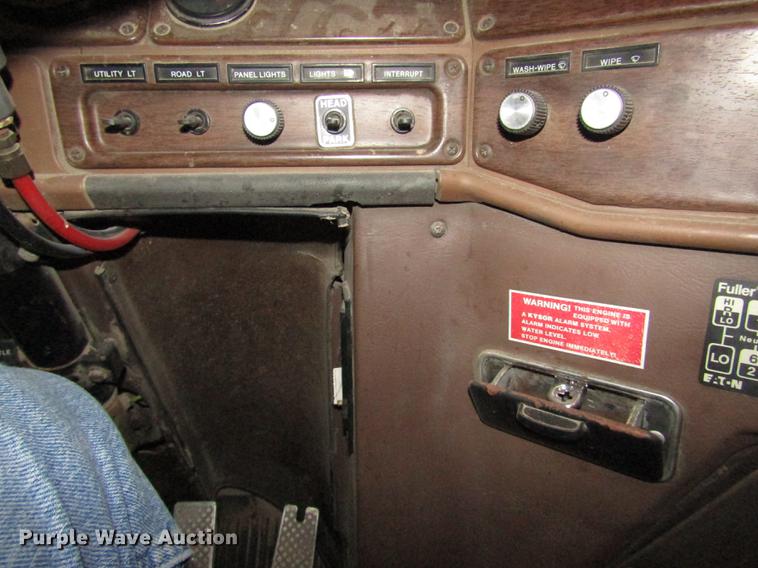 image for item DD2936 1988 Freightliner FLC semi truck