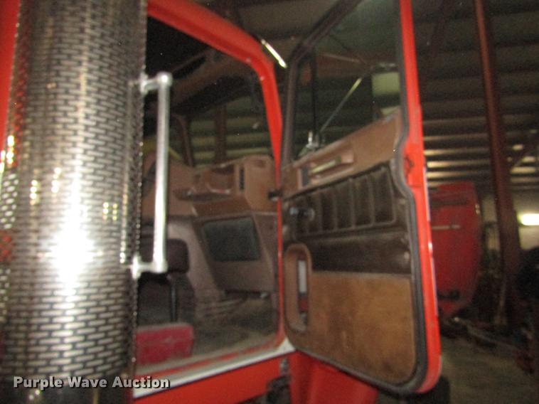 image for item DD2936 1988 Freightliner FLC semi truck