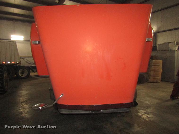 image for item DD2936 1988 Freightliner FLC semi truck