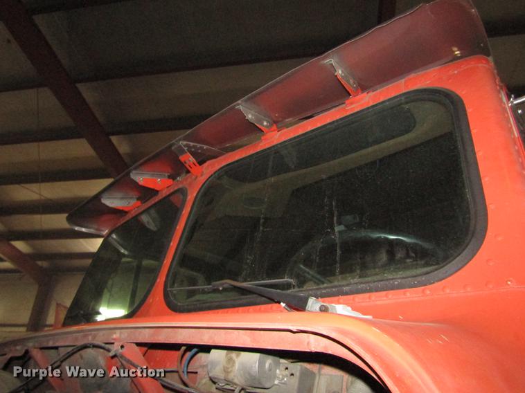 image for item DD2936 1988 Freightliner FLC semi truck