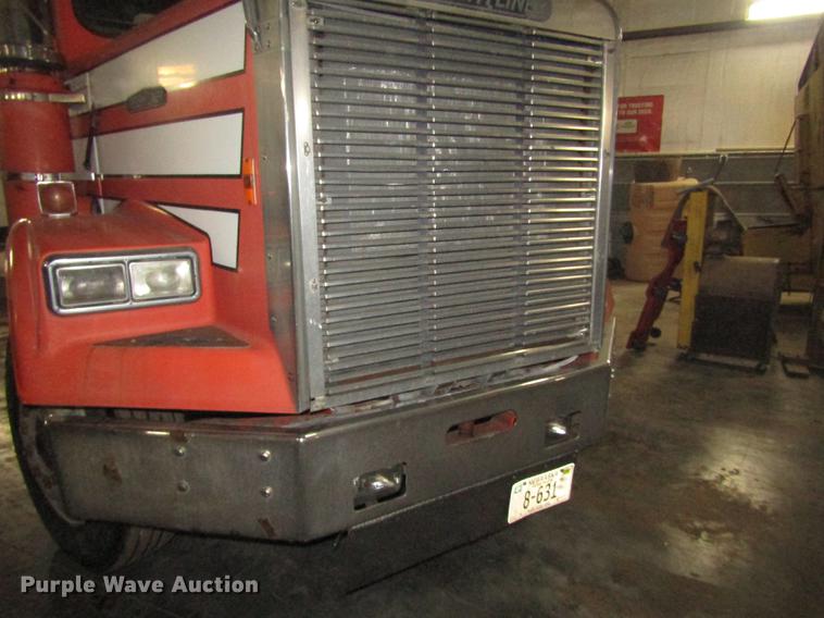 image for item DD2936 1988 Freightliner FLC semi truck