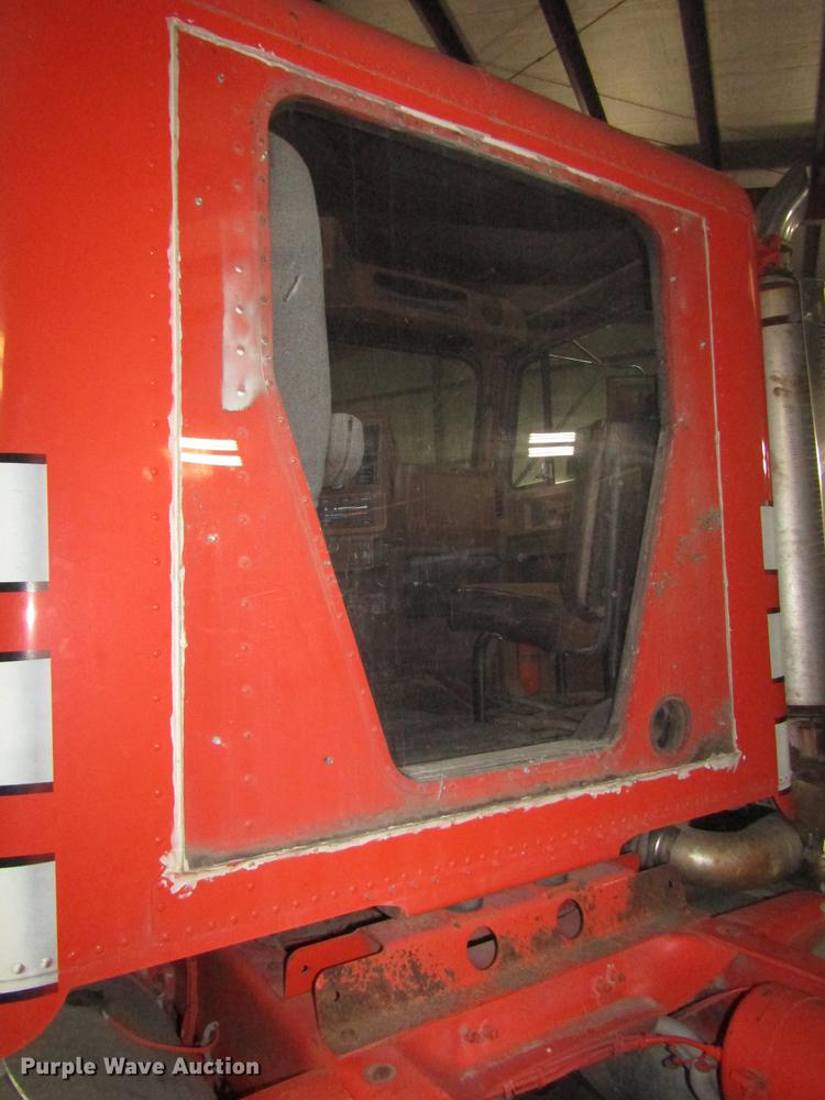 image for item DD2936 1988 Freightliner FLC semi truck