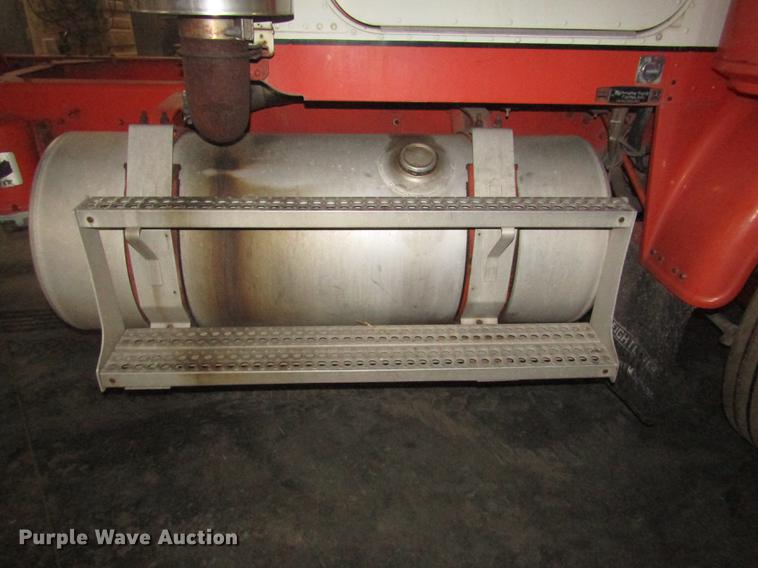 image for item DD2936 1988 Freightliner FLC semi truck