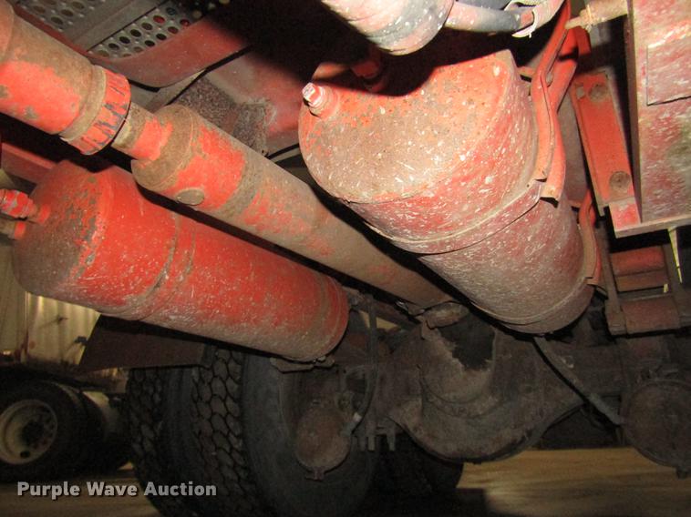 image for item DD2936 1988 Freightliner FLC semi truck