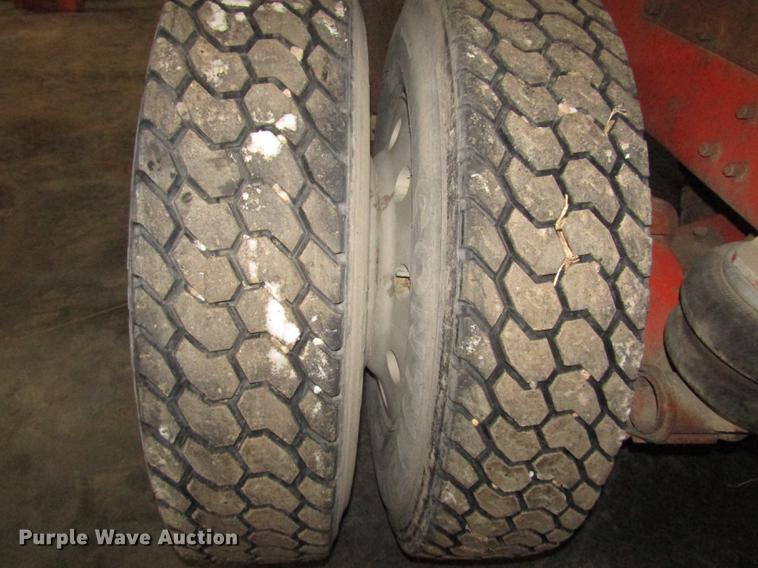 image for item DD2936 1988 Freightliner FLC semi truck