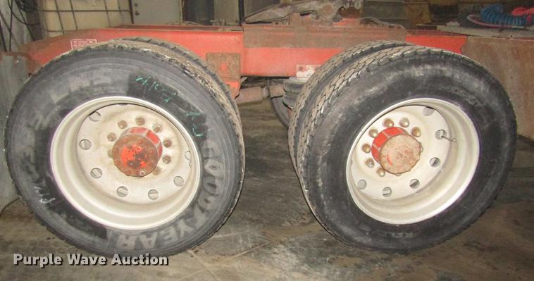 image for item DD2936 1988 Freightliner FLC semi truck