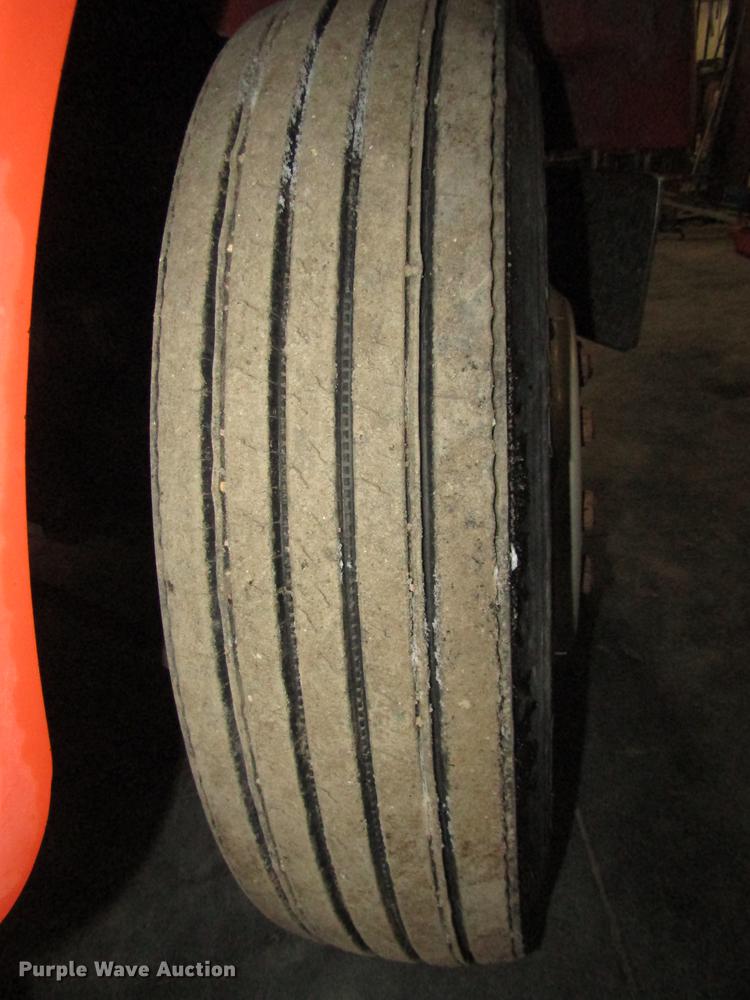 image for item DD2936 1988 Freightliner FLC semi truck