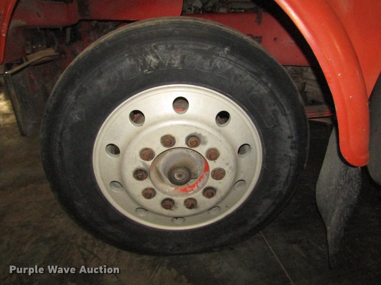 image for item DD2936 1988 Freightliner FLC semi truck