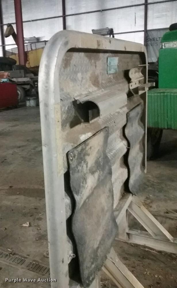 image for item DD2936 1988 Freightliner FLC semi truck