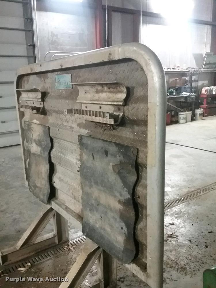 image for item DD2936 1988 Freightliner FLC semi truck