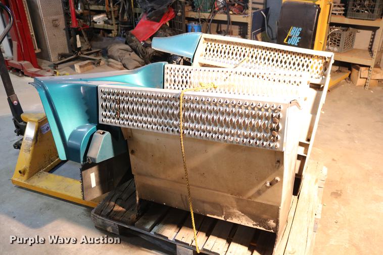 image for item EH9610 Peterbilt 379 side steps