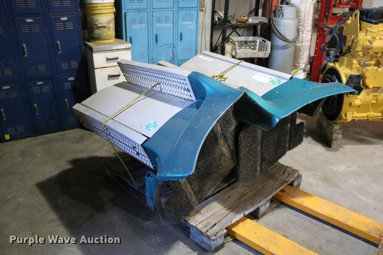 image for item EH9610 Peterbilt 379 side steps