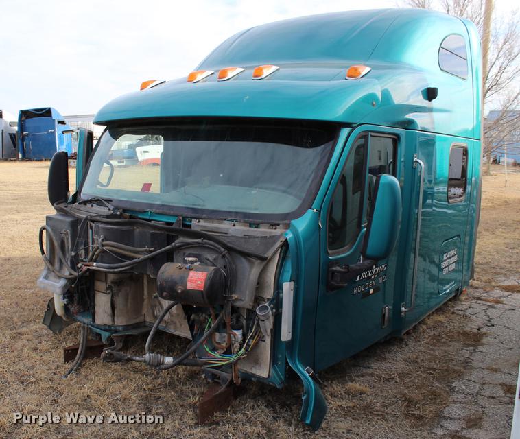 image for item EH9664 2003 Peterbilt 387 cab