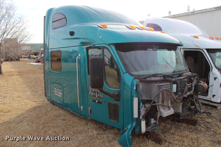 image for item EH9664 2003 Peterbilt 387 cab