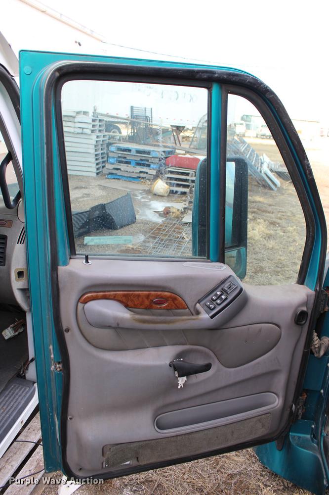 image for item EH9664 2003 Peterbilt 387 cab